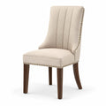 Sedia imbottita 52 × 61 × 98 cm in tessuto beige con gambe marroni e borchie color ottone
